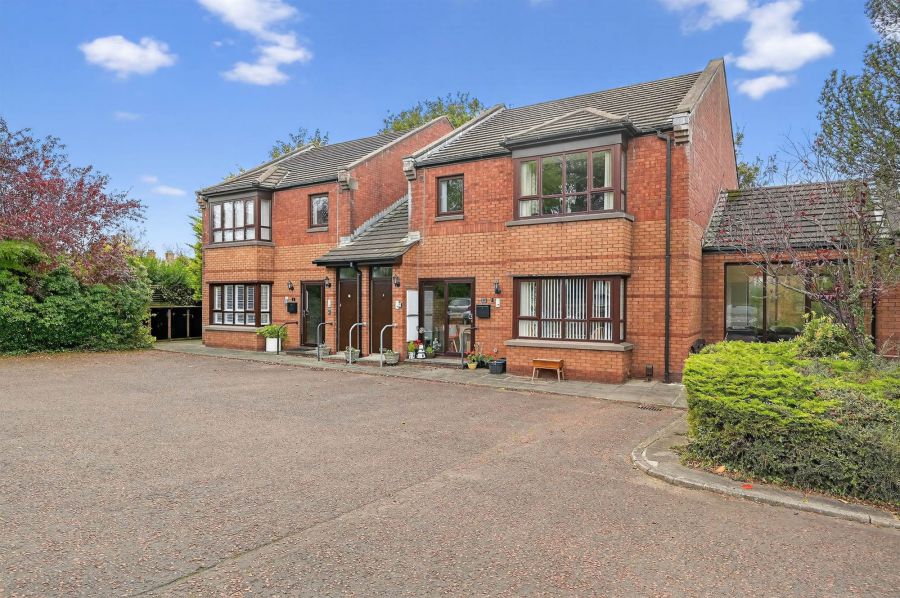 2 Cabin Hill Mews