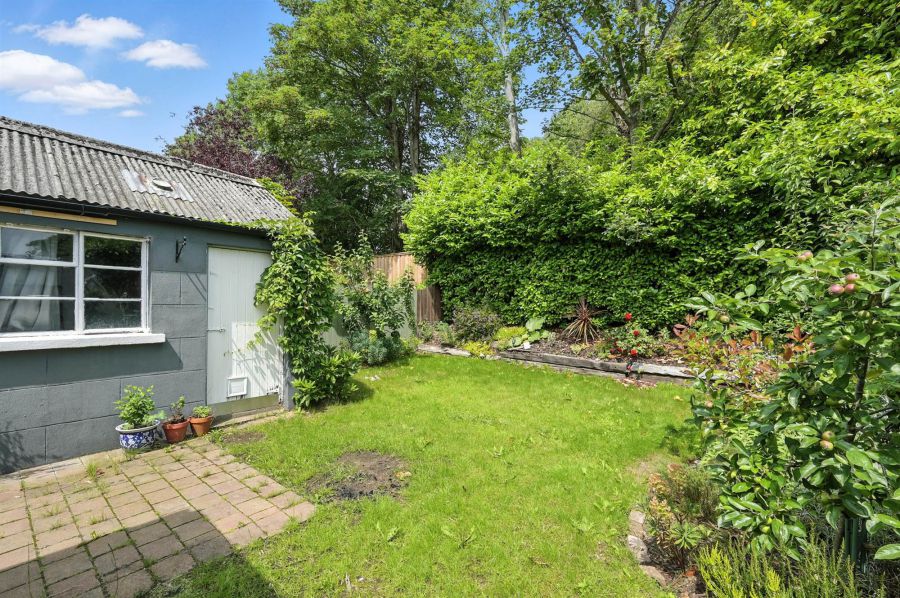 27 Sandhill Gardens