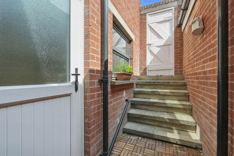 13 Hillfoot Street