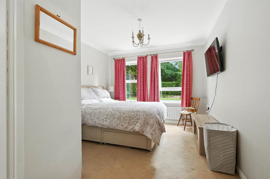 Apt 2 Knockdene Manor