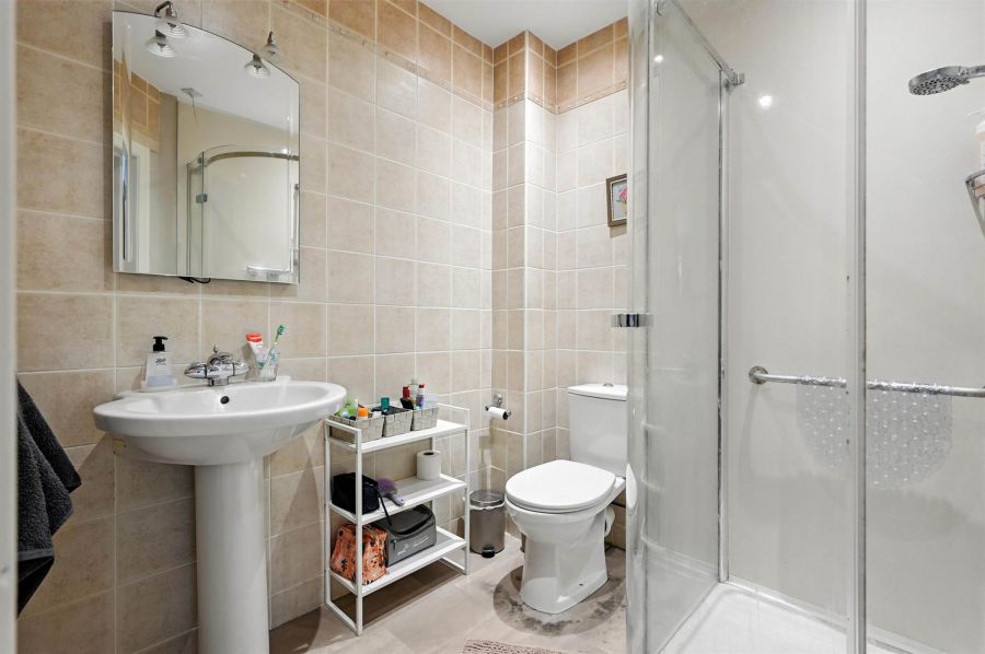Apt 2 Knockdene Manor