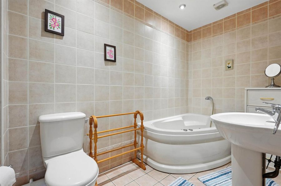 Apt 2 Knockdene Manor