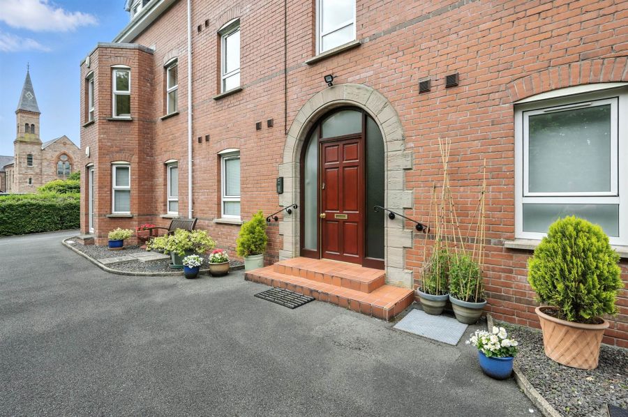 Apt 2 Knockdene Manor