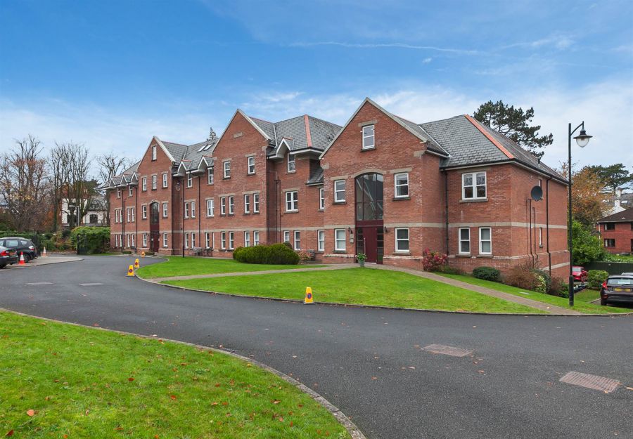 Apt 12 Sandown Manor