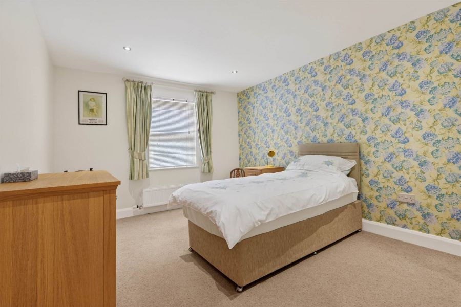 Apt 12 Sandown Manor