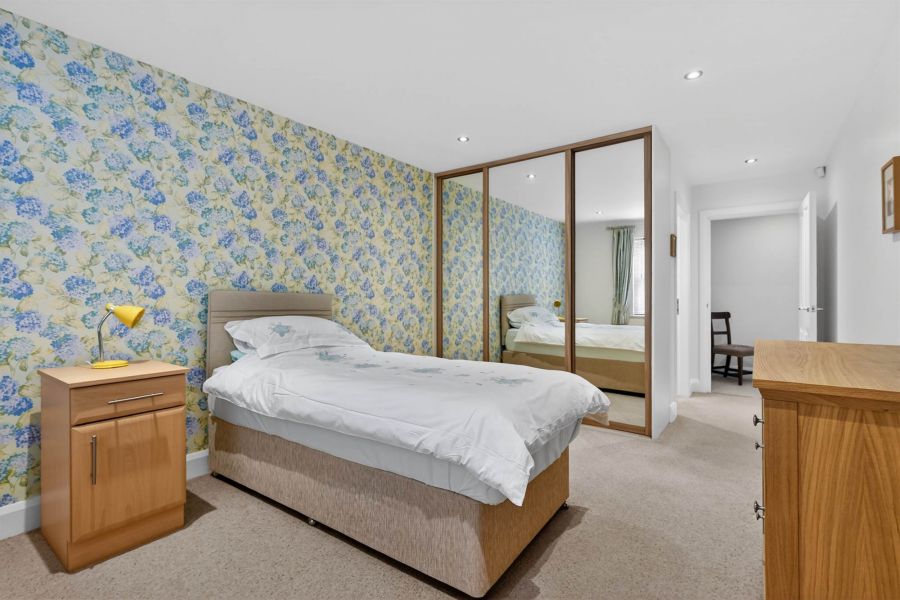 Apt 12 Sandown Manor