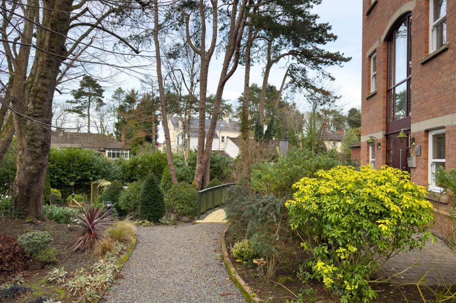 Apt 12 Sandown Manor