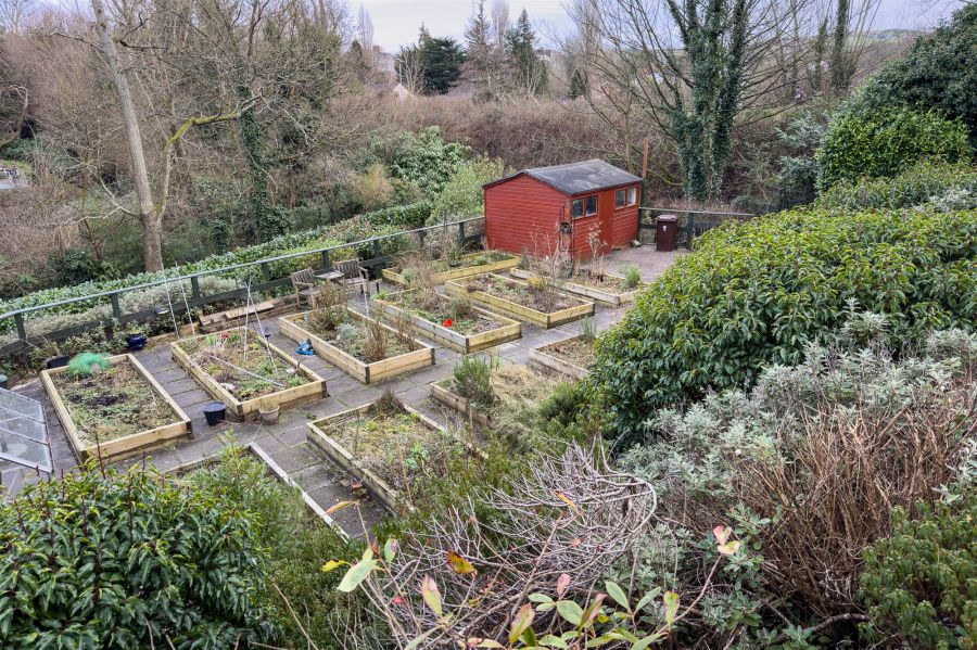 Apt 12 Sandown Manor