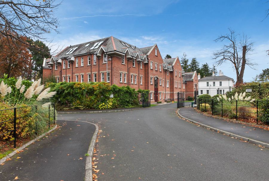 Apt 12 Sandown Manor