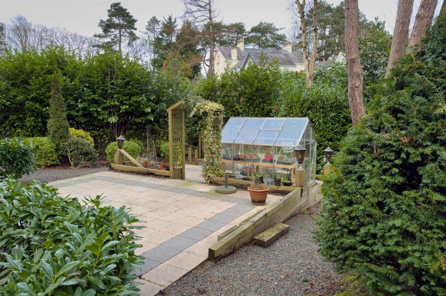 Apt 12 Sandown Manor