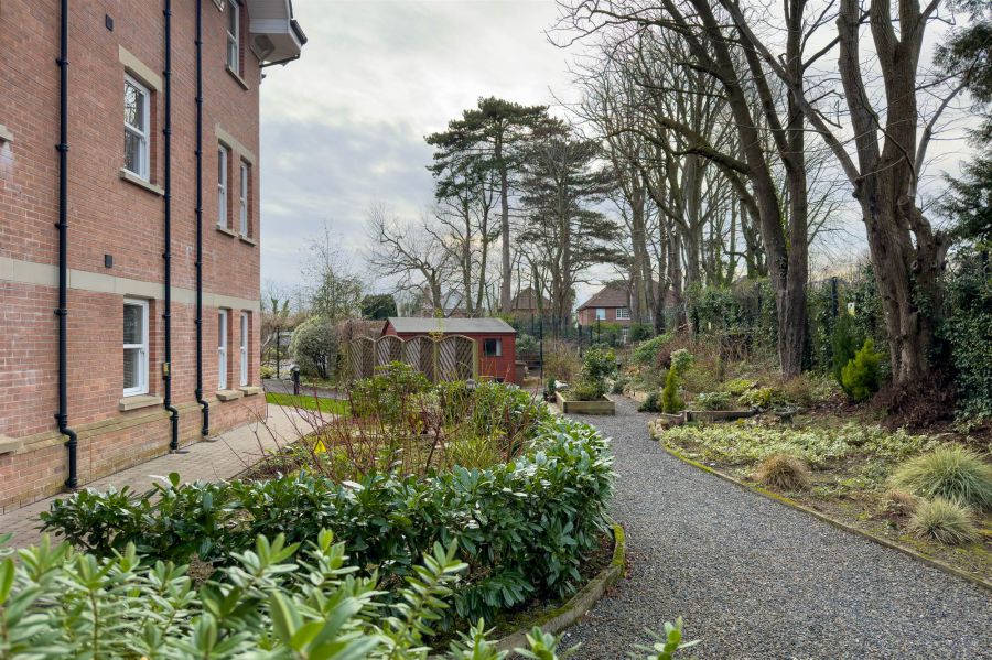 Apt 12 Sandown Manor