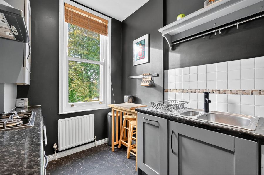 Apt 10 Sandown Court