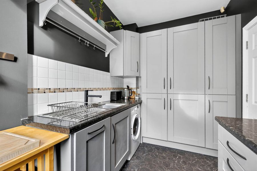 Apt 10 Sandown Court