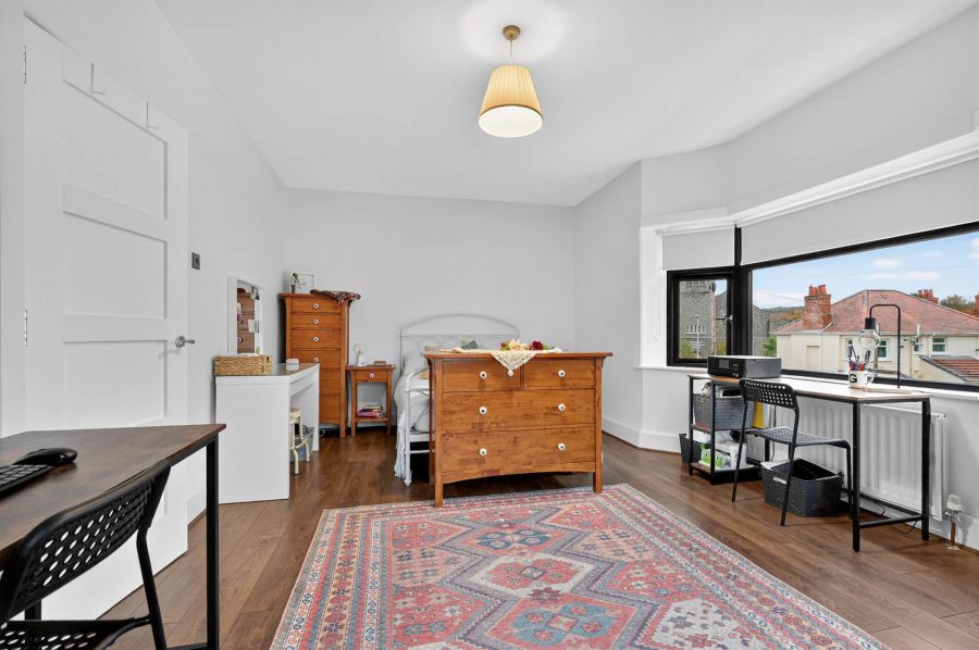 1 Thornhill Crescent