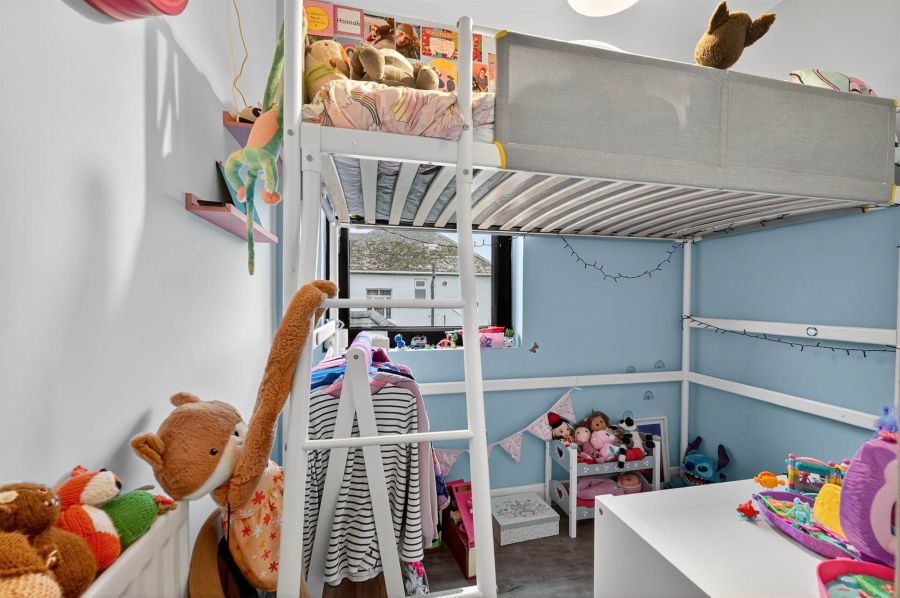 1 Thornhill Crescent