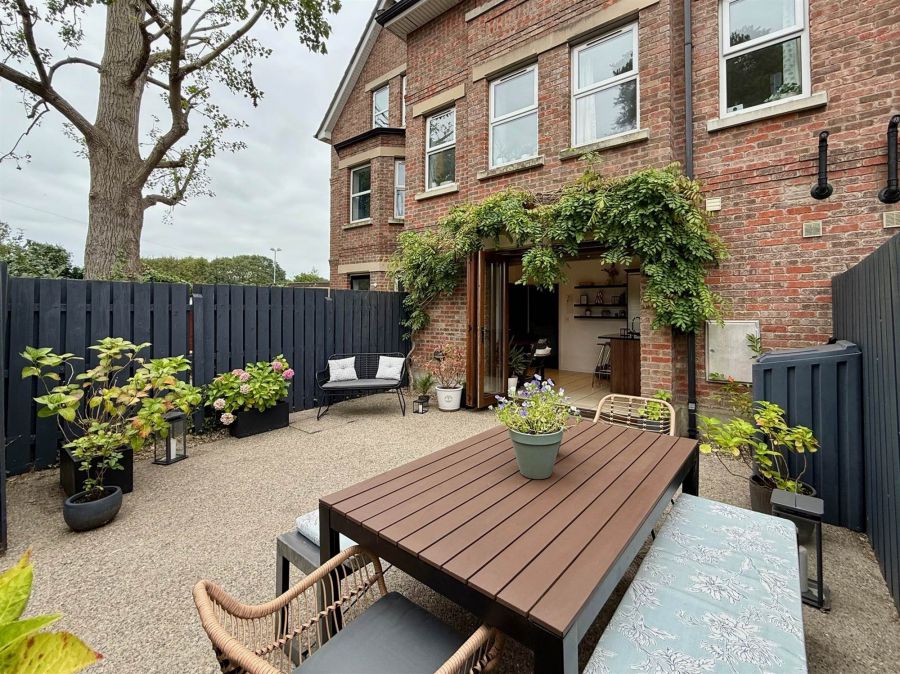 4 Strathearn Lane