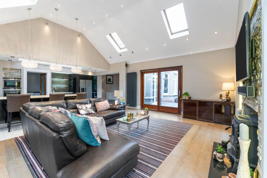 23 Knockdene Park North