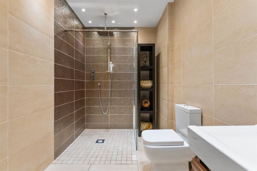 23 Knockdene Park North