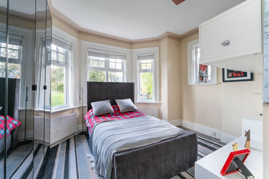 23 Knockdene Park North