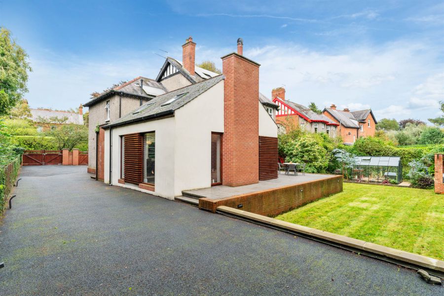 23 Knockdene Park North