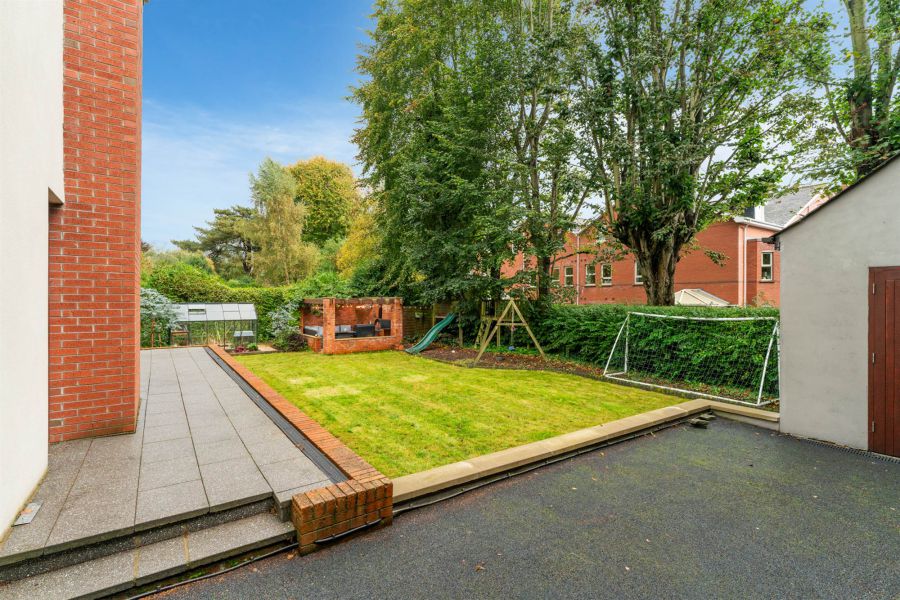 23 Knockdene Park North