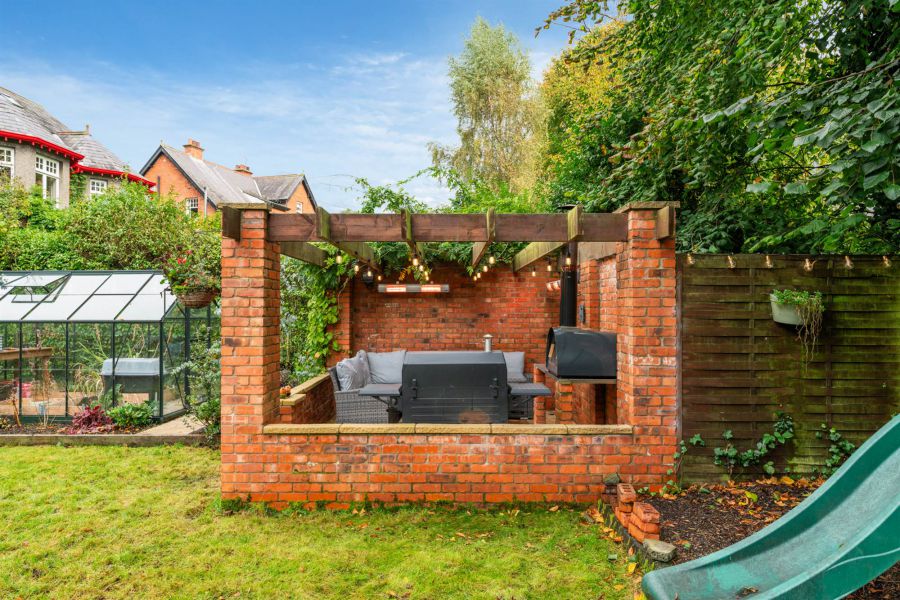 23 Knockdene Park North