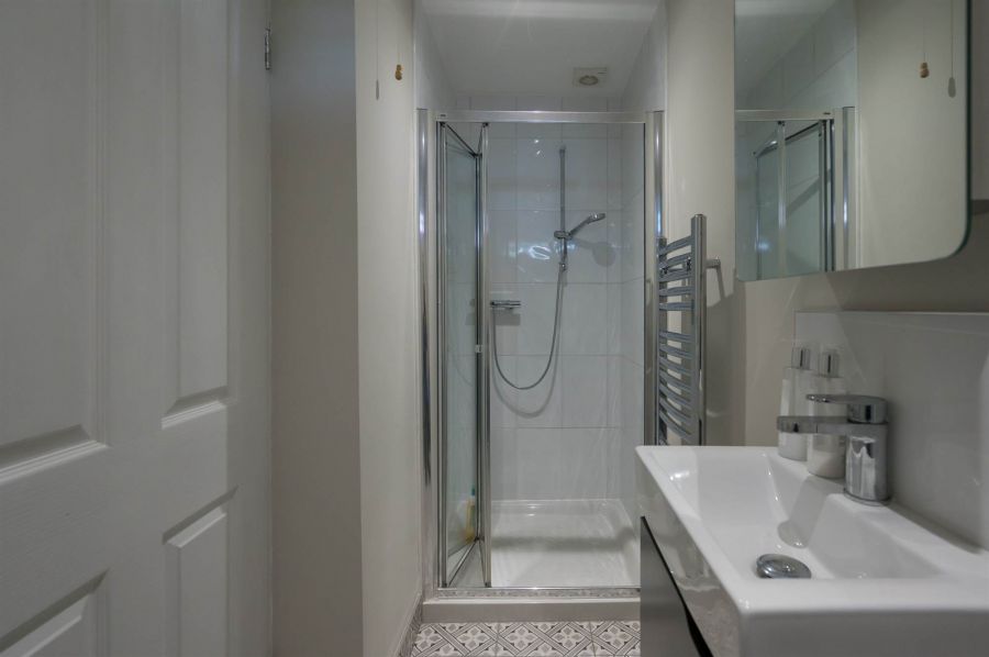 8 Carolhill Park
