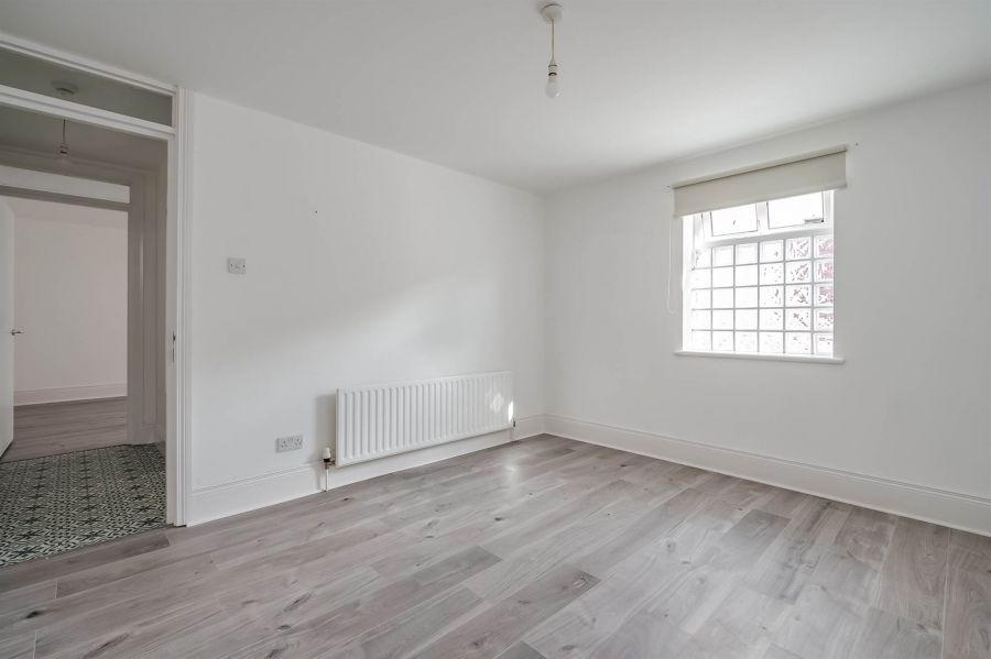 Apt 8, 221 Belmont Road