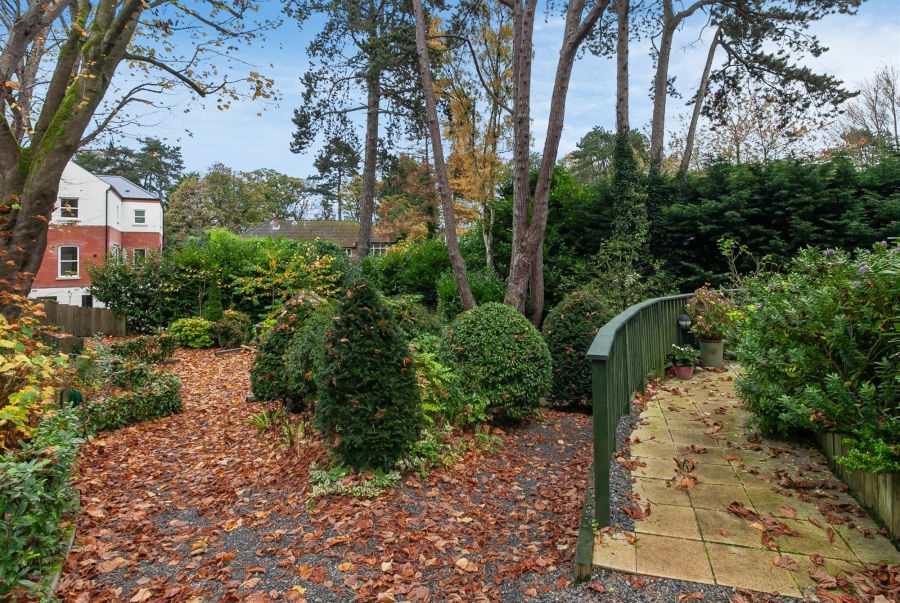 Apt 26 Sandown Manor