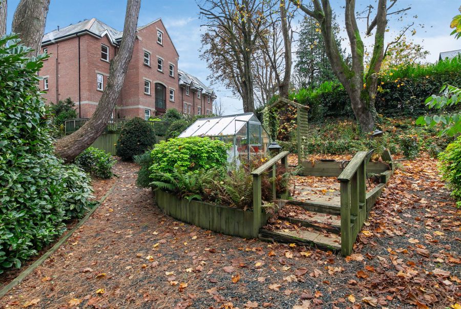 Apt 26 Sandown Manor