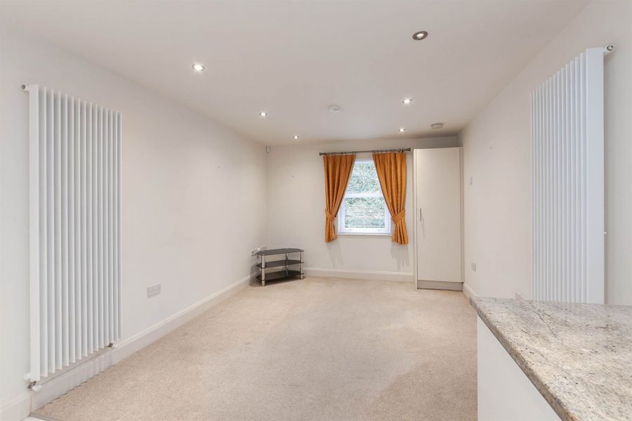 Apt 26 Sandown Manor
