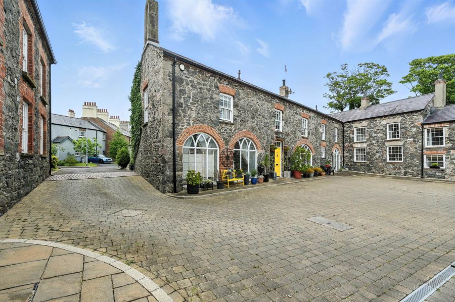 5 Manor Farm Court