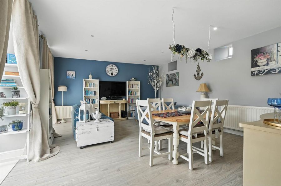 5 Manor Farm Court