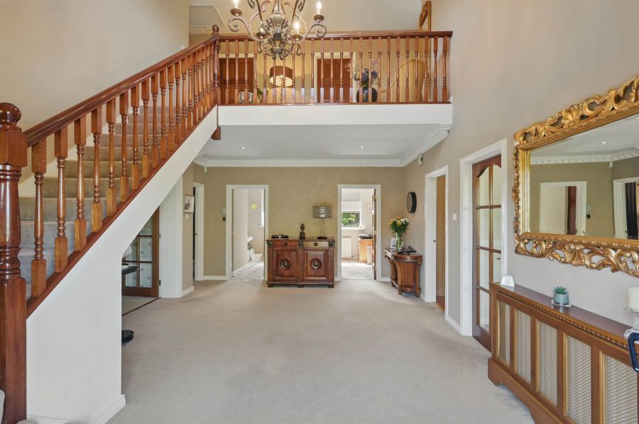 8 Carnesure Manor
