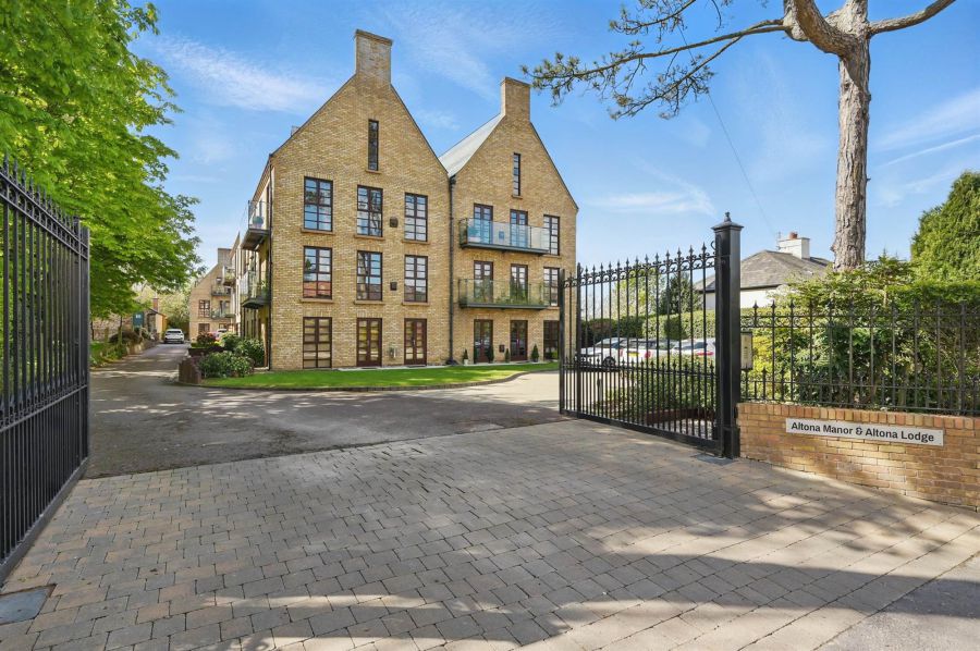 15 Altona Lodge