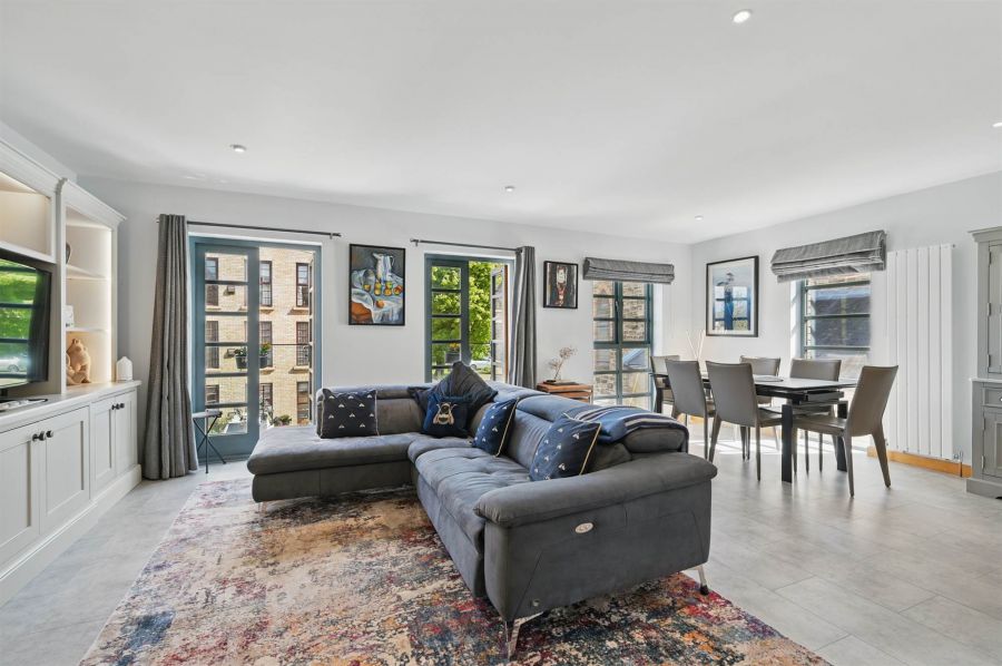 15 Altona Lodge