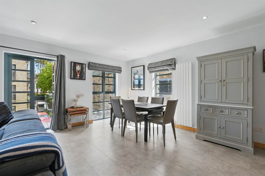 15 Altona Lodge