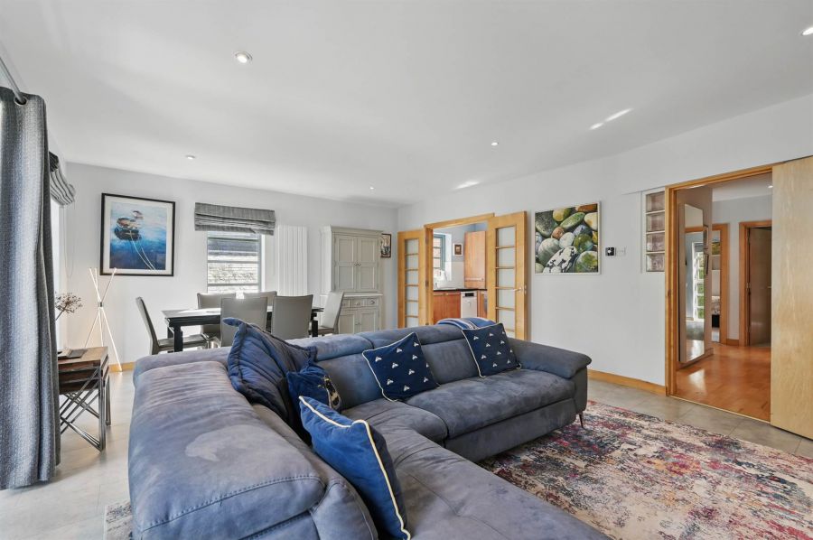 15 Altona Lodge