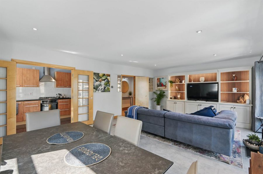 15 Altona Lodge