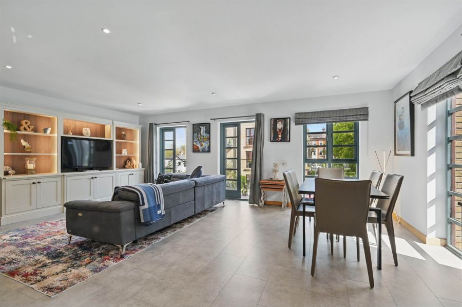 15 Altona Lodge
