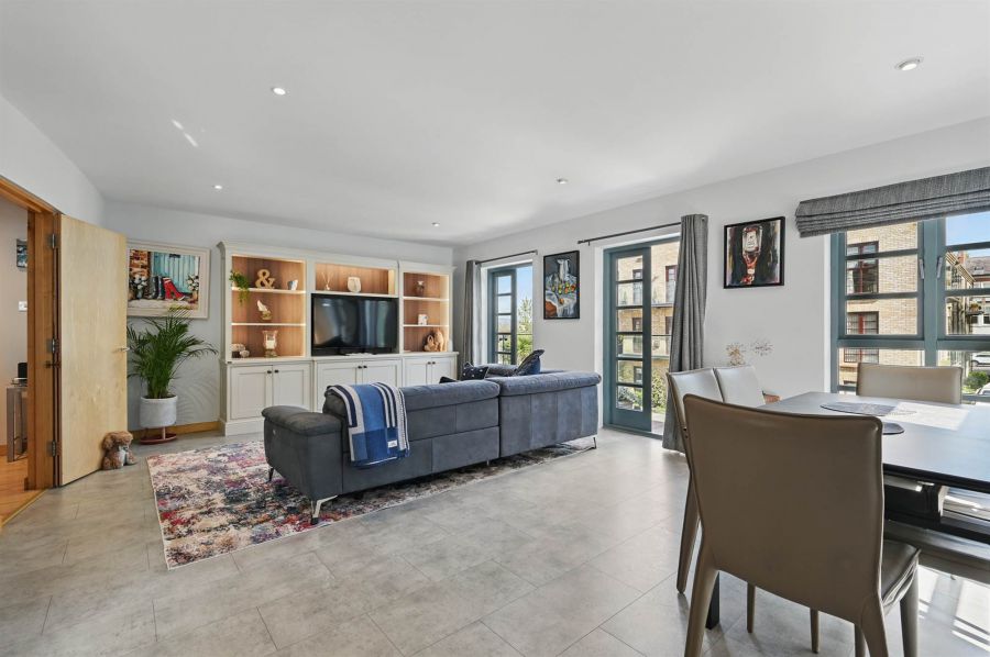 15 Altona Lodge
