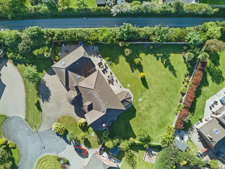 21 Carnesure Manor