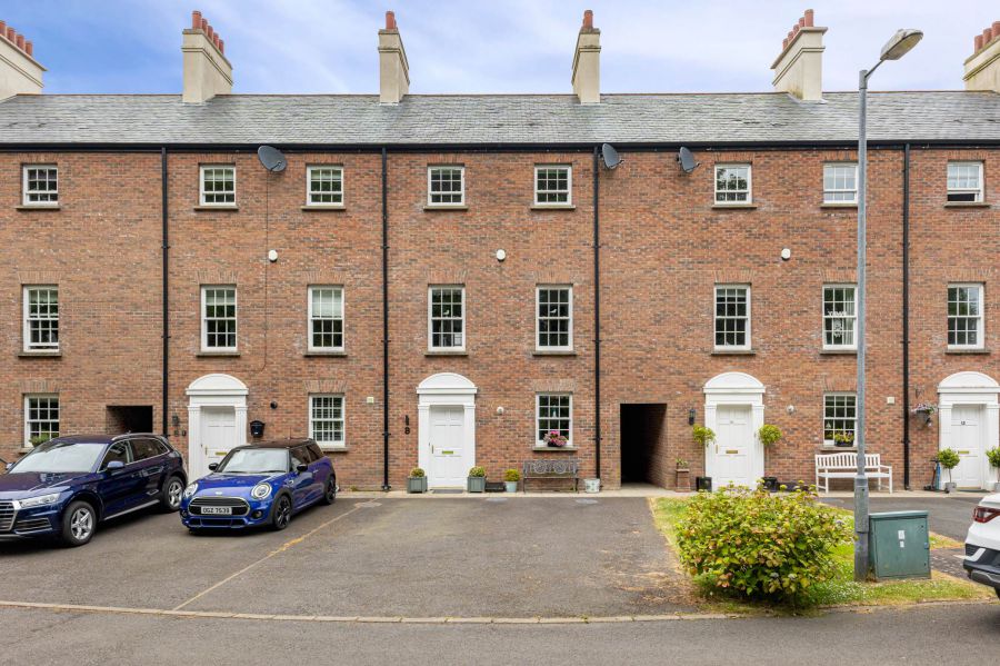 8 Manor Farm Crescent