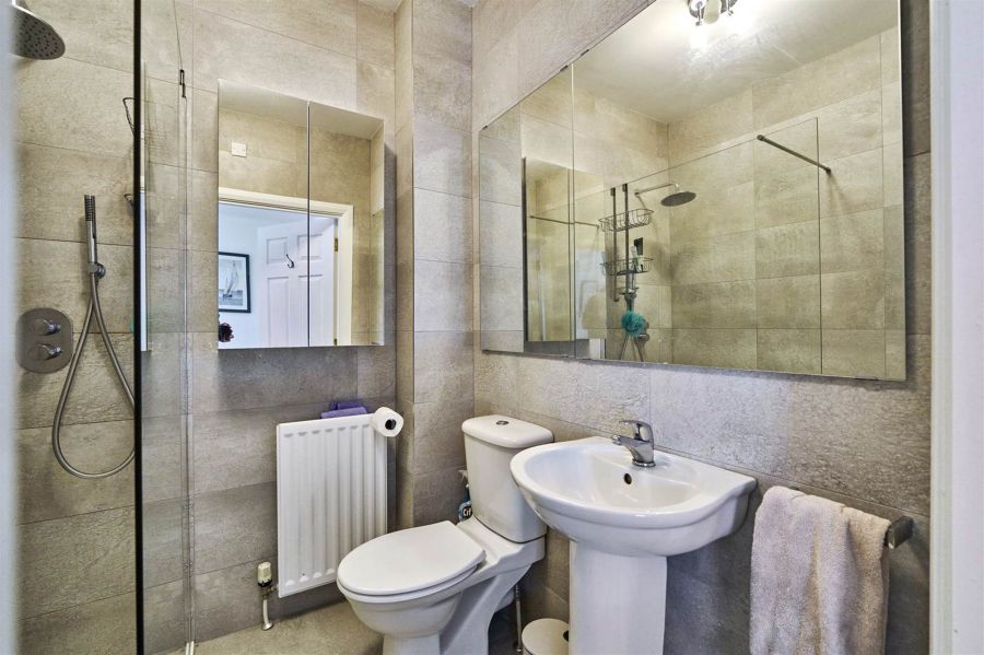 8 Manor Farm Crescent