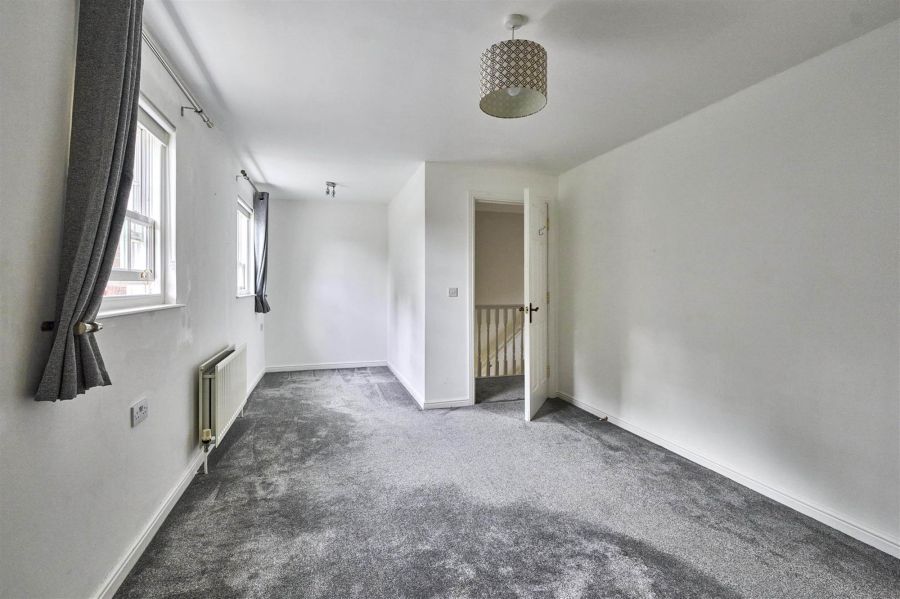 8 Manor Farm Crescent