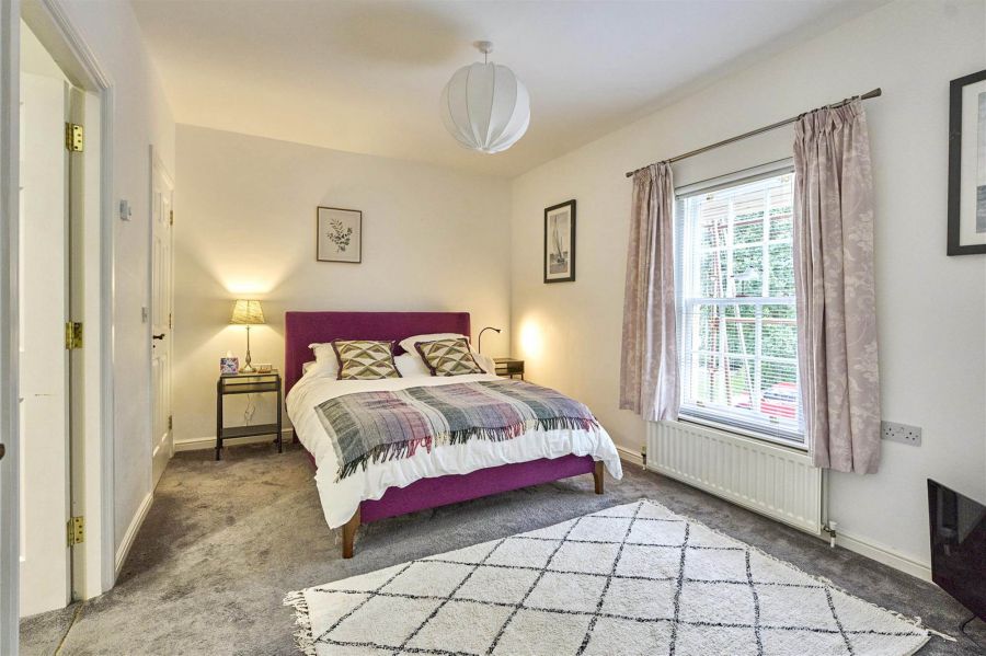 8 Manor Farm Crescent