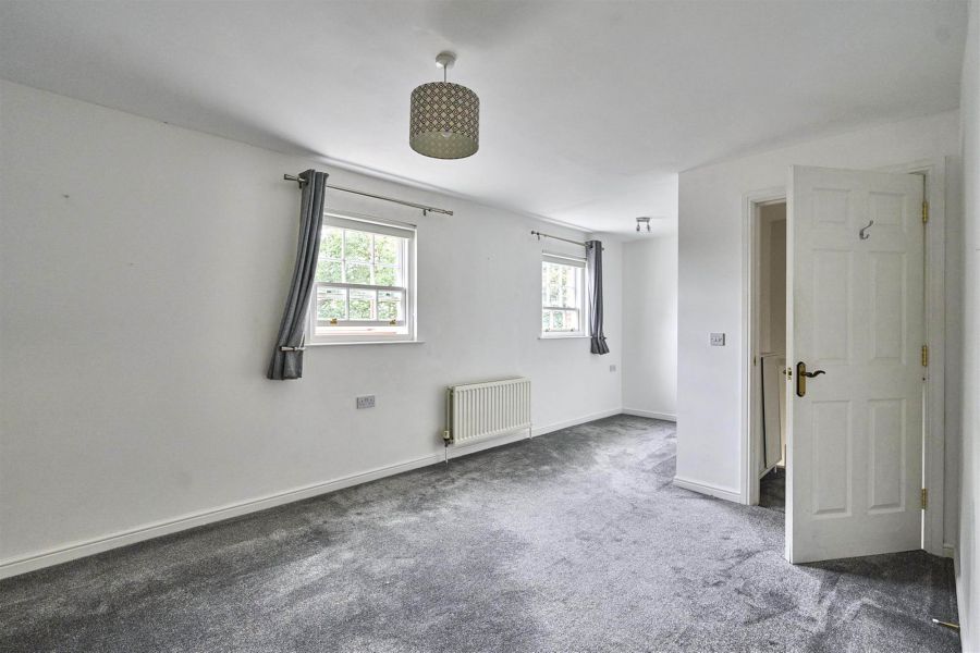 8 Manor Farm Crescent