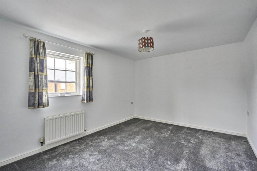 8 Manor Farm Crescent