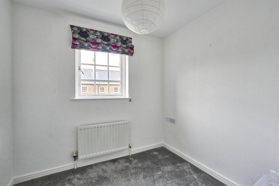8 Manor Farm Crescent