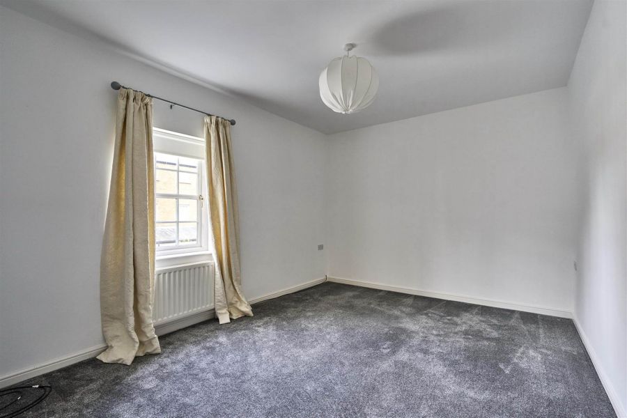 8 Manor Farm Crescent
